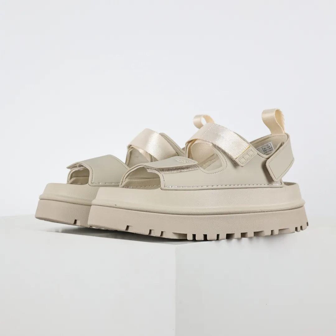 Copy price 💰560 Core recommendation Good price UGG Velcro slippers sandals summer versatile slippers soft sole non-slip beach thick sole casual elegant sandals The style of UGG sandals is really nice. It is suitable for all ages. The soles are made of super lightweight EVA foam. The classic material of U family can be said to be "light" to let you enjoy a different naked feeling. It is one of the most worth buying sandals in history. I guarantee you will not regret the series. Original OEM production Y products are available now. Size: 35 36 37 38 39 40